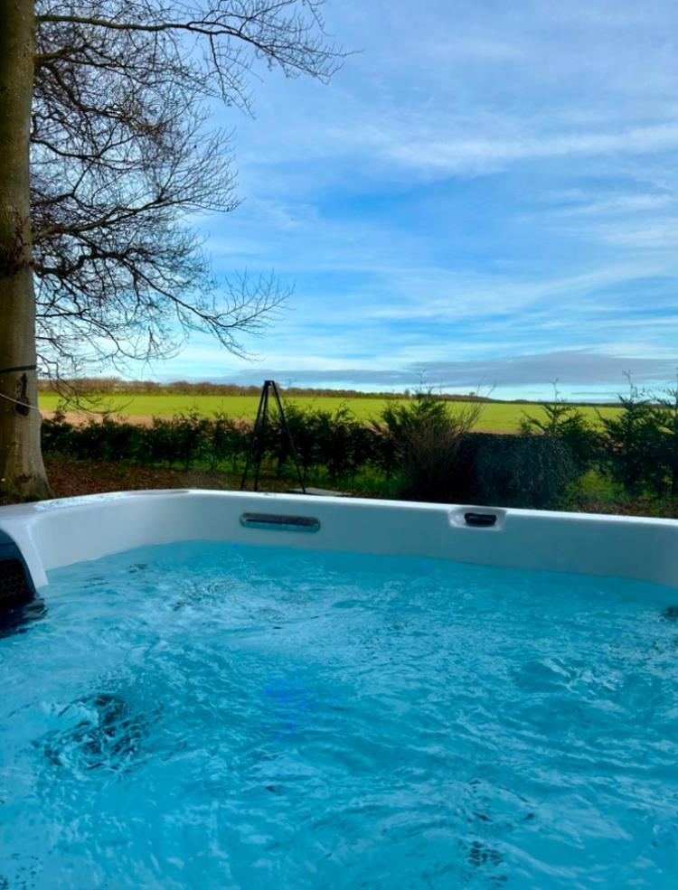 Woodpecker Cabin With Hot Tub 金斯林 外观 照片